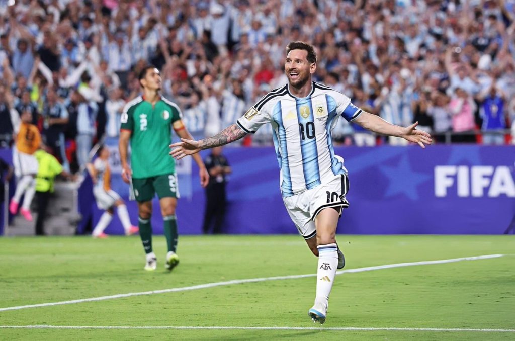 Lionel Messi celebra uno de sus tres goles ante Argelia en el debut de Argentina en el Mundial 2026 en Kansas City