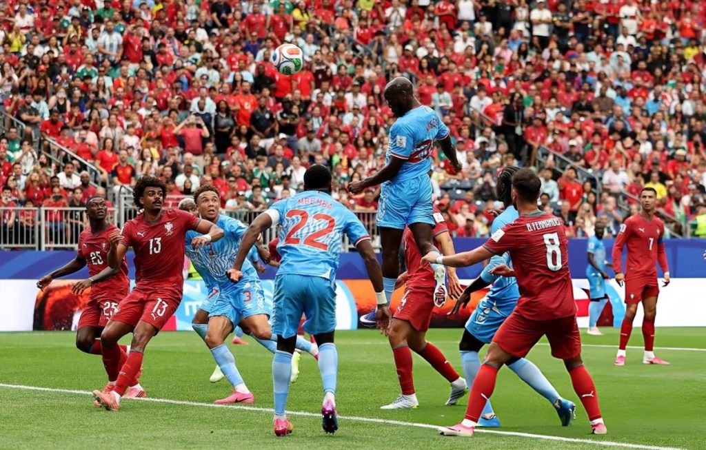 Jugadores de RD Congo disputan una pelota aérea contra Portugal en el NRG Stadium de Houston por el Mundial 2026