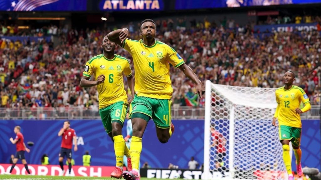 Jugadores de Sudáfrica celebran el gol de penal de Teboho Mokoena ante Chequia en el Mercedes-Benz Stadium de Atlanta