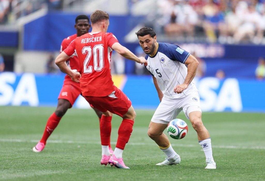 Aebischer de Suiza disputa el balón con un jugador de Bosnia en el Mundial 2026