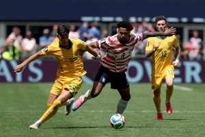 Weston McKennie disputa el balón con un jugador de Australia en el Lumen Field de Seattle por el Mundial 2026