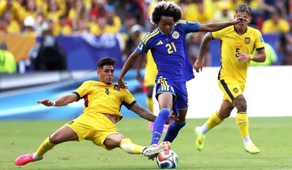 Un jugador de Curazao, de azul, domina la pelota presionado por un defensor de Ecuador que llega al suelo durante el partido del Mundial 2026