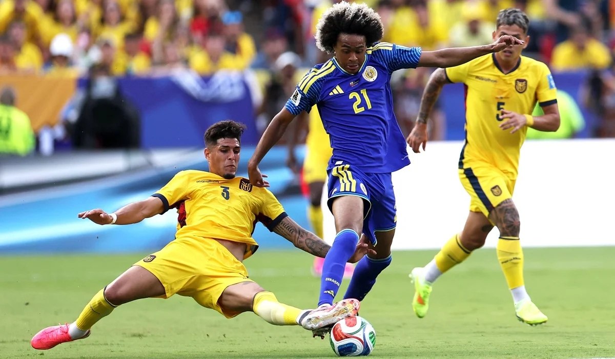 Un jugador de Curazao, de azul, domina la pelota presionado por un defensor de Ecuador que llega al suelo durante el partido del Mundial 2026