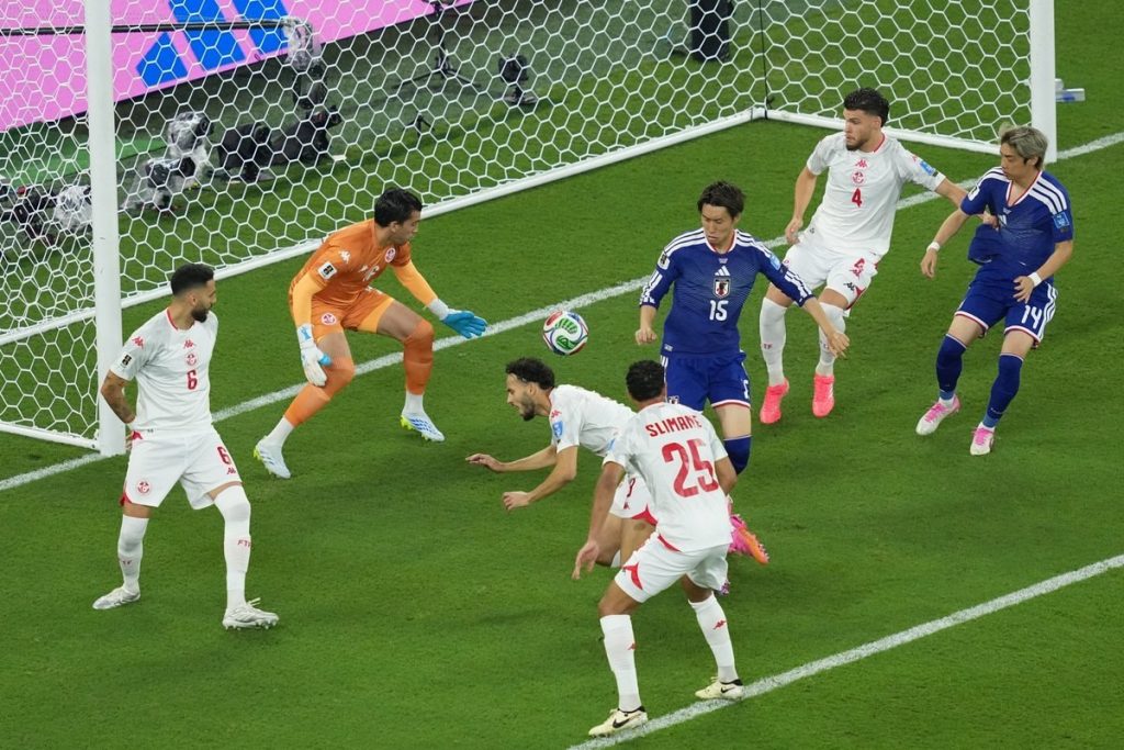 Jugadores de Japón, de azul, atacan el arco de Túnez en un tumulto dentro del área durante el partido del Mundial 2026