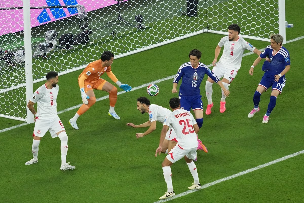 Jugadores de Japón, de azul, atacan el arco de Túnez en un tumulto dentro del área durante el partido del Mundial 2026