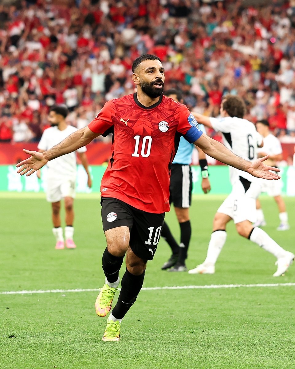 Mohamed Salah festeja su gol con la camiseta roja de Egipto ante Nueva Zelanda
