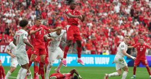 Un jugador de Suiza salta para cabecear el balón en un córner ante varios defensores de Canadá durante el partido del Mundial 2026