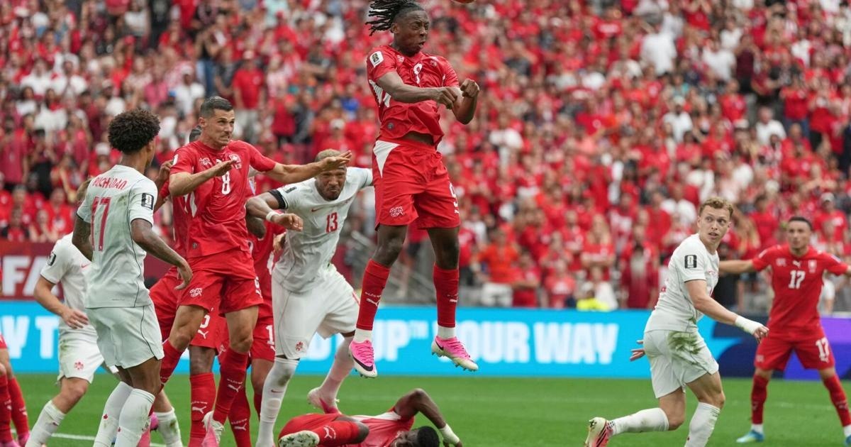 Un jugador de Suiza salta para cabecear el balón en un córner ante varios defensores de Canadá durante el partido del Mundial 2026