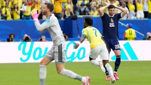 Vinicius Jr festeja su gol con la camiseta numero 7 de Brasil mientras un defensor de Escocia se lamenta con las manos en la cabeza