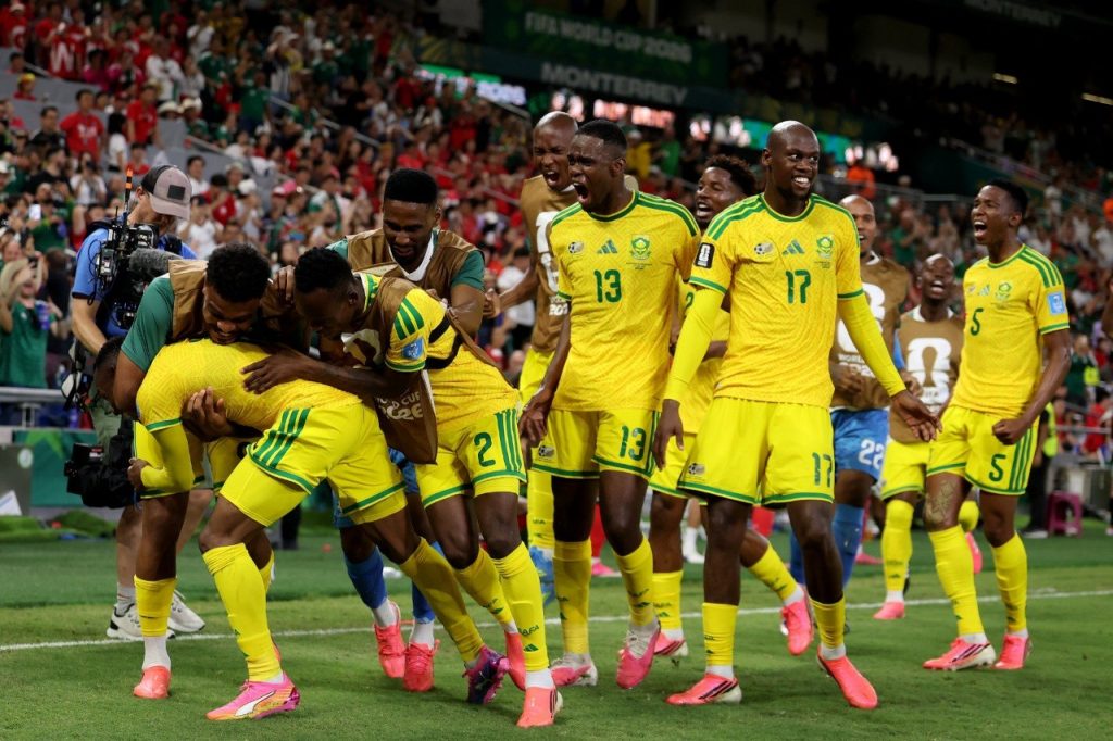 Los jugadores de Sudáfrica festejan en grupo el gol de Thapelo Maseko ante Corea del Sur en el Mundial 2026