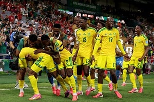 Los jugadores de Sudáfrica festejan en grupo el gol de Thapelo Maseko ante Corea del Sur en el Mundial 2026