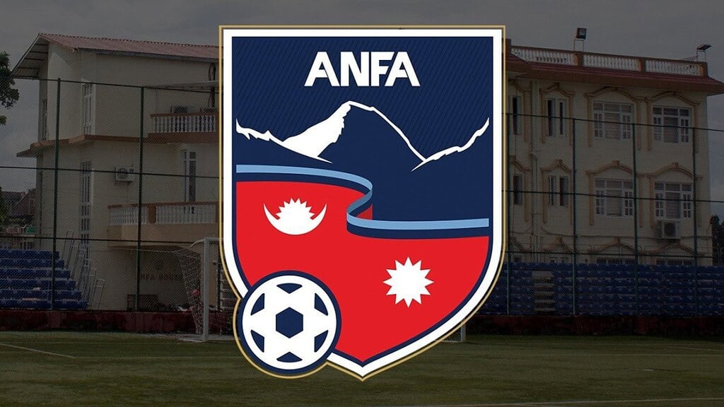 Escudo de la All Nepal Football Association (ANFA) sobre un estadio de fútbol en Nepal