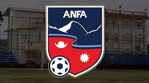 Escudo de la All Nepal Football Association (ANFA) sobre un estadio de fútbol en Nepal