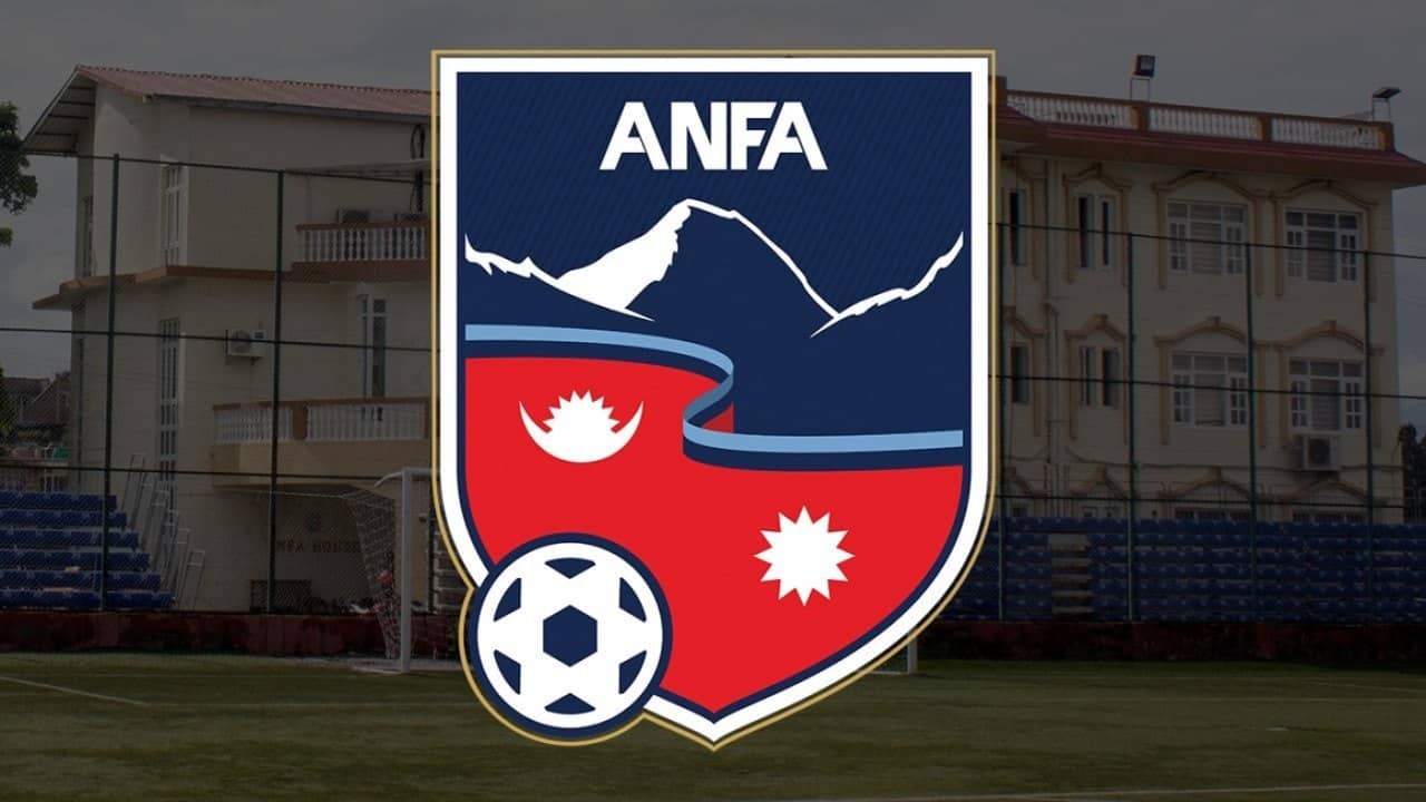 Escudo de la All Nepal Football Association (ANFA) sobre un estadio de fútbol en Nepal