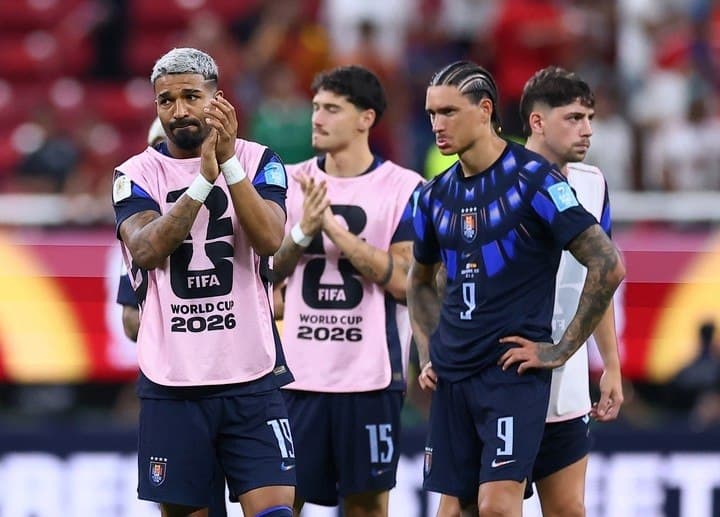 Jugadores de Uruguay cabizbajos tras la eliminacion en la fase de grupos del Mundial 2026, con Darwin Nunez en primer plano