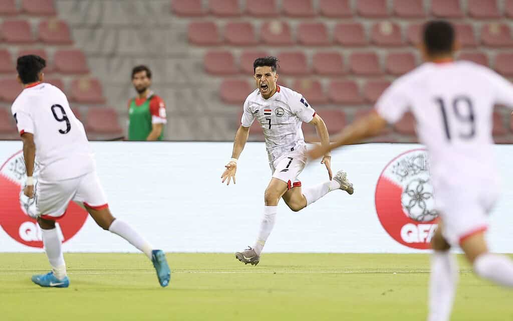 Jugador de Yemen celebra un gol contra Líbano en el Grand Hamad Stadium de Doha, clasificatorio para la Copa Asiática 2027