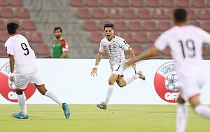 Jugador de Yemen celebra un gol contra Líbano en el Grand Hamad Stadium de Doha, clasificatorio para la Copa Asiática 2027