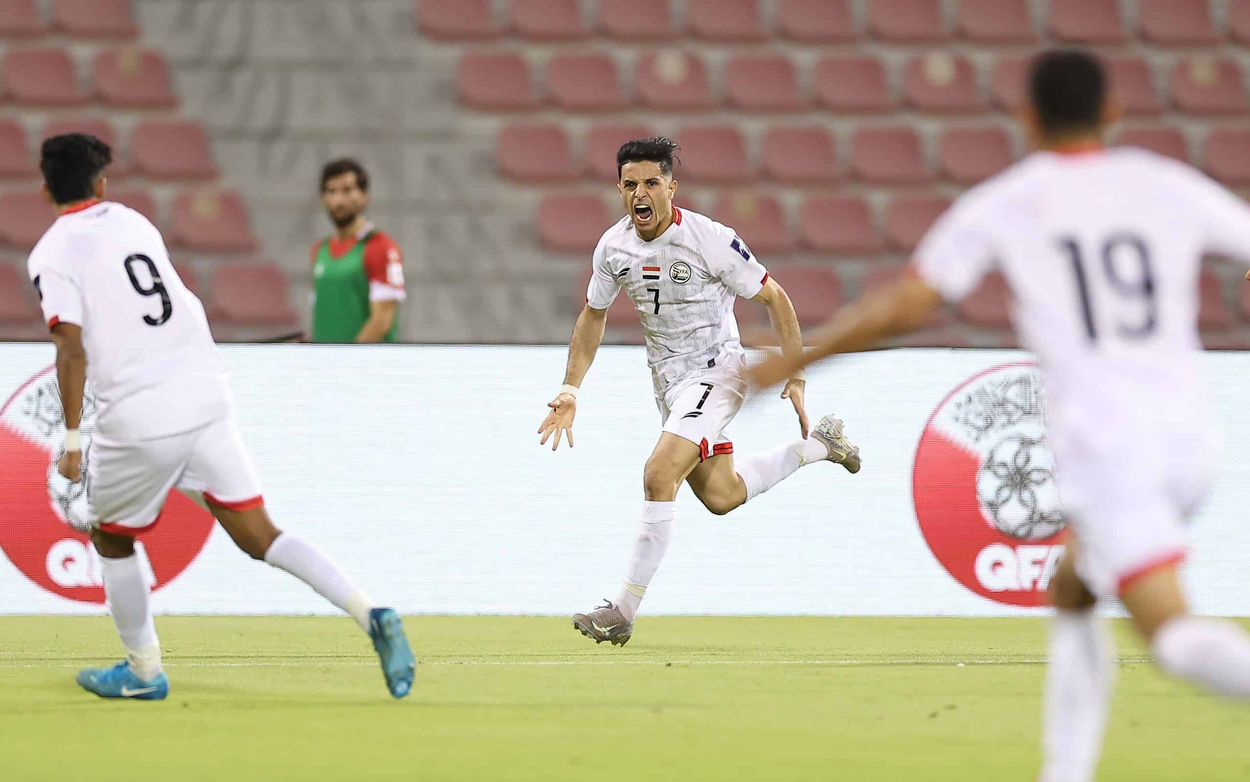 Jugador de Yemen celebra un gol contra Líbano en el Grand Hamad Stadium de Doha, clasificatorio para la Copa Asiática 2027