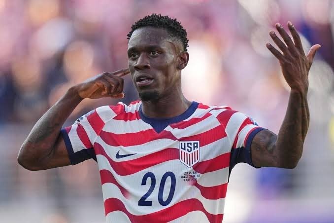 Folarin Balogun con la camiseta de Estados Unidos, número 20, gesticulando durante un partido
