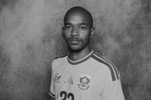 Retrato en blanco y negro de Jayden Adams con la camiseta de la selección de Sudáfrica