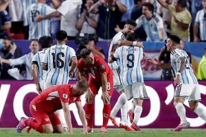 Jugadores de Argentina festejan mientras futbolistas de Suiza quedan lamentándose en el campo