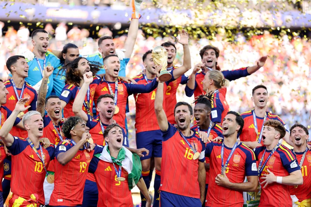 Los jugadores de la selección de España levantan la Copa del Mundo tras ganar la final del Mundial 2026