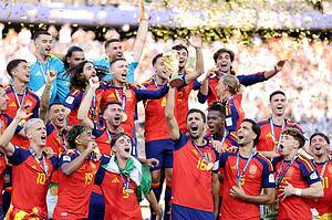 Los jugadores de la selección de España levantan la Copa del Mundo tras ganar la final del Mundial 2026