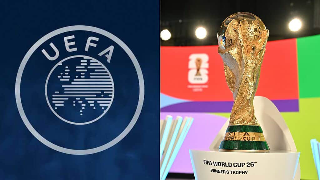 Escudo de la UEFA junto al trofeo de la Copa del Mundo de la FIFA sobre su pedestal en un sorteo