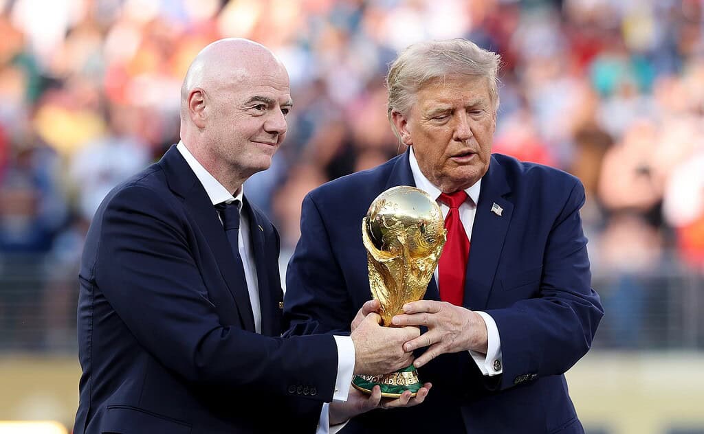 Gianni Infantino y Donald Trump sostienen juntos el trofeo de la Copa del Mundo sobre el campo de juego