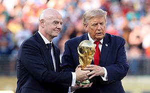 Gianni Infantino y Donald Trump sostienen juntos el trofeo de la Copa del Mundo sobre el campo de juego