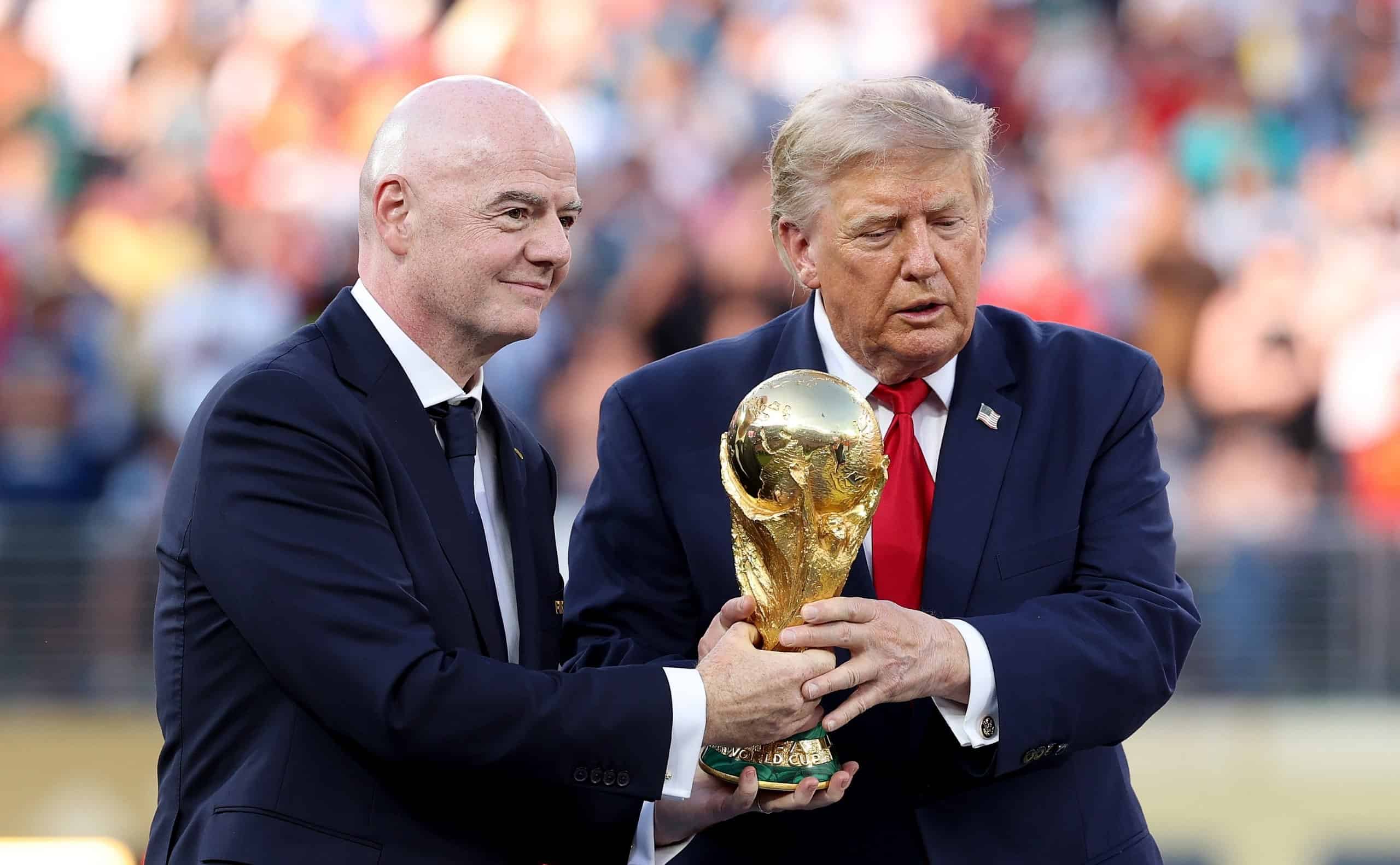 Gianni Infantino y Donald Trump sostienen juntos el trofeo de la Copa del Mundo sobre el campo de juego