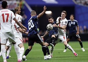Lionel Messi controla la pelota rodeado de jugadores de Inglaterra durante la semifinal del Mundial 2026 en Atlanta