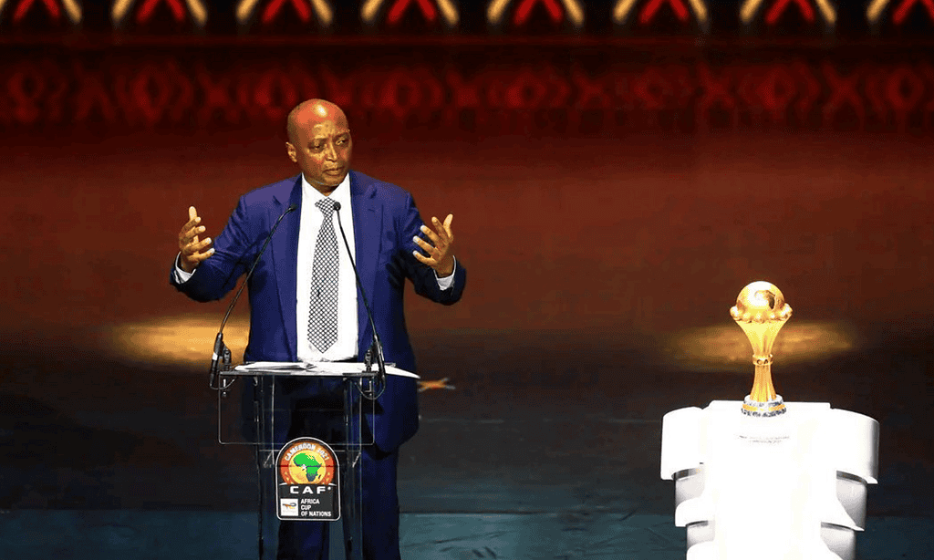 Patrice Motsepe con la Copa Africana de Naciones