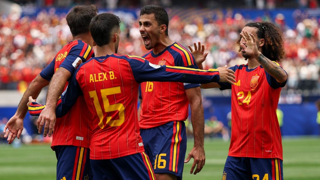 Mikel Oyarzabal festeja un gol de España en la goleada 3-0 sobre Austria en Los Ángeles