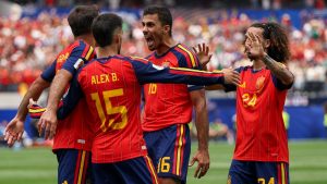 Mikel Oyarzabal festeja un gol de España en la goleada 3-0 sobre Austria en Los Ángeles