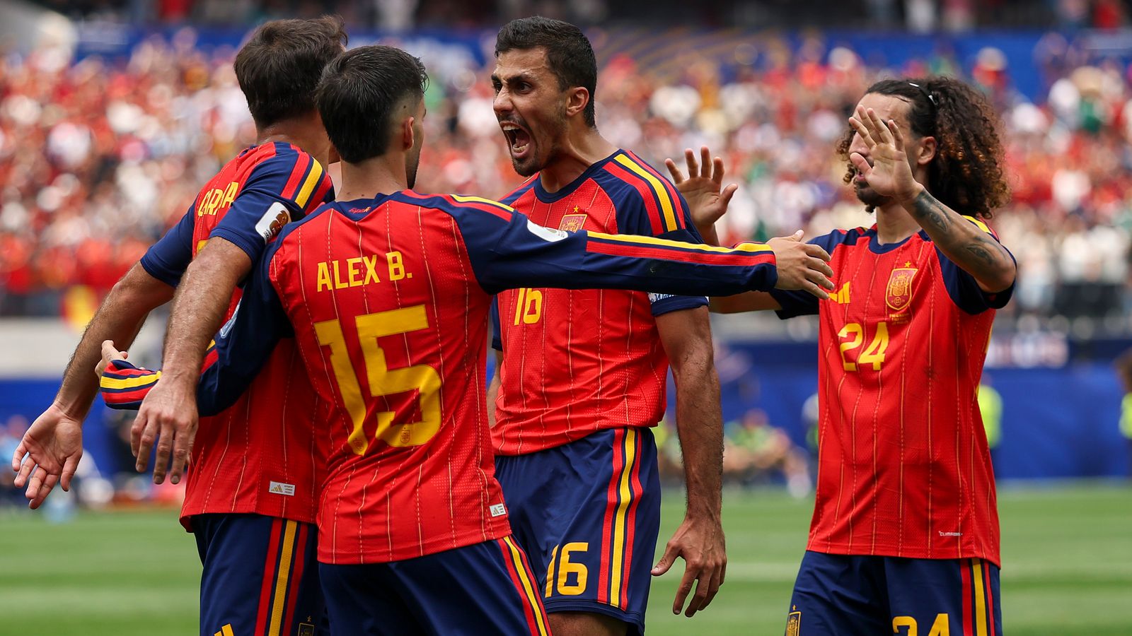 Mikel Oyarzabal festeja un gol de España en la goleada 3-0 sobre Austria en Los Ángeles
