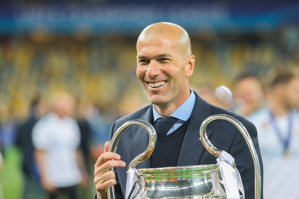 Zinédine Zidane sonríe mientras sostiene el trofeo de la Champions League tras la final de 2018 en Kiev
