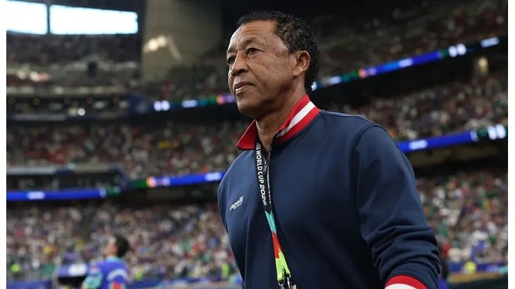 Bubista, entrenador de Cabo Verde, camina por el costado del campo con el buzo de la seleccion durante un partido del Mundial 2026