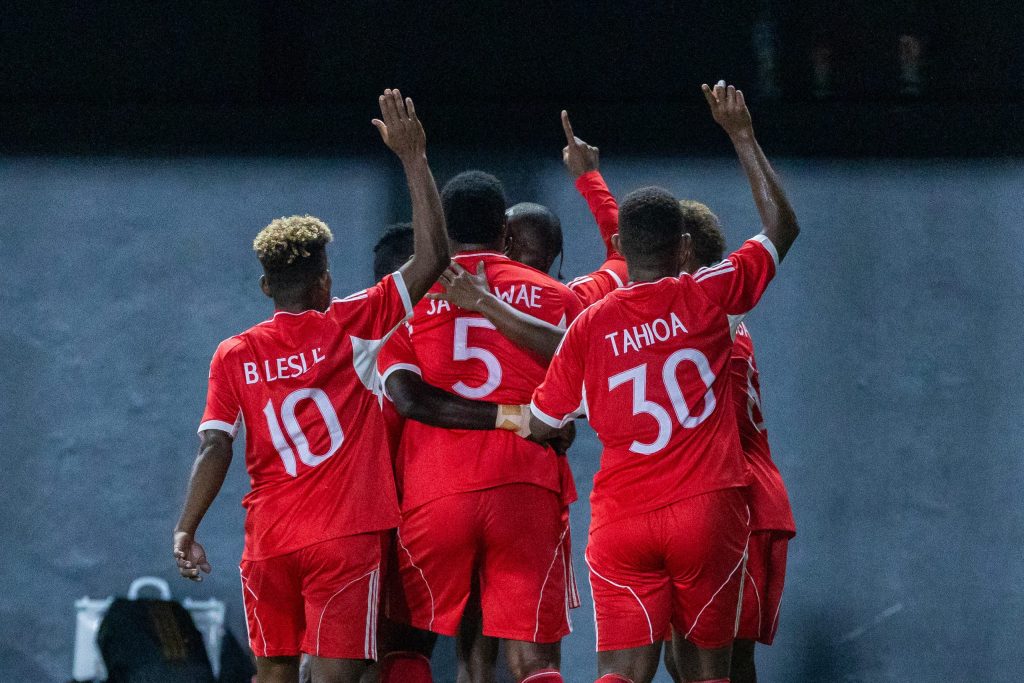 Jugadores de Central Coast FC festejan abrazados un gol contra Galaxy FC en la semifinal de la OFC Champions League 2026