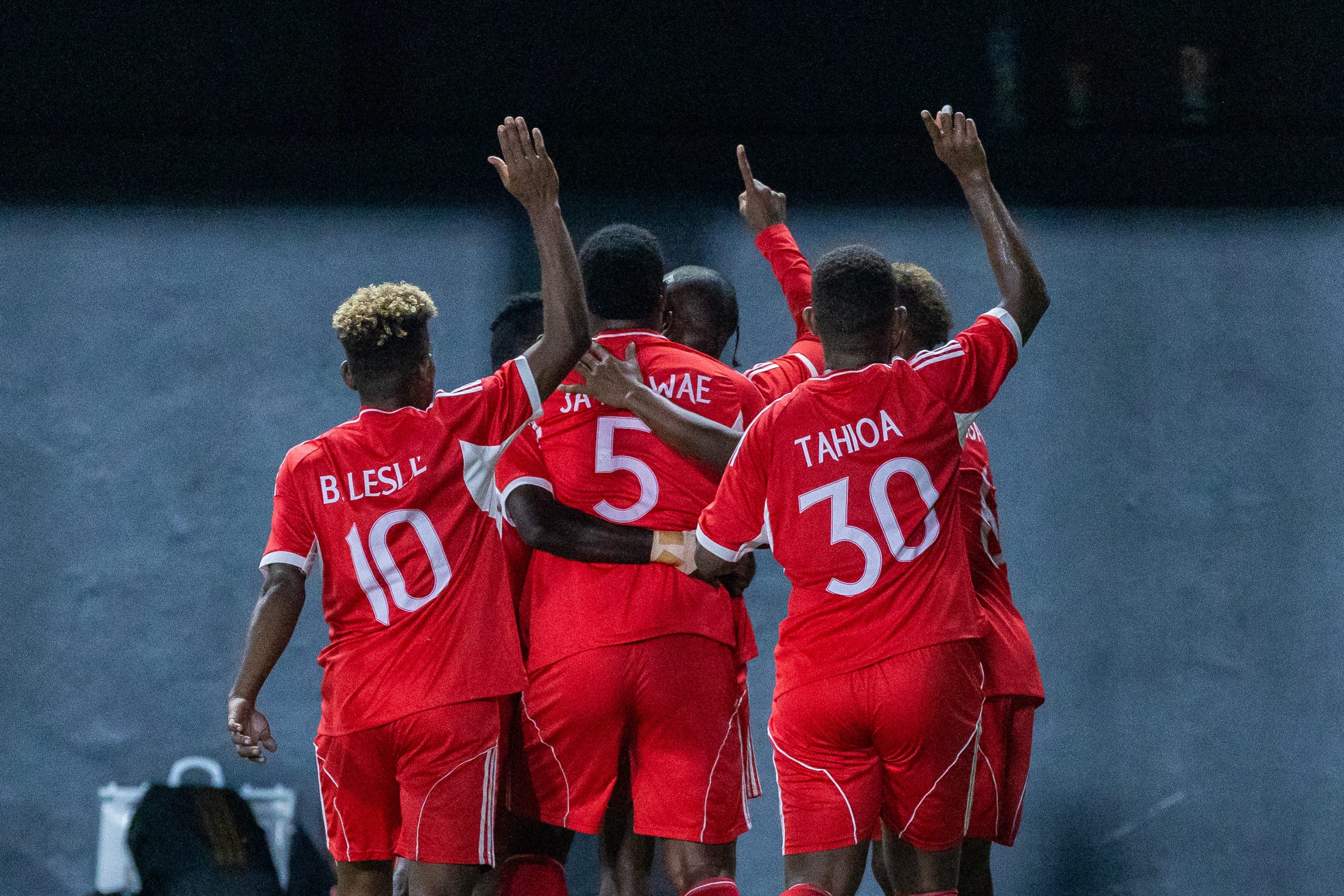 Jugadores de Central Coast FC festejan abrazados un gol contra Galaxy FC en la semifinal de la OFC Champions League 2026