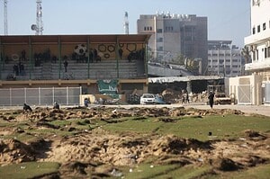 Campo de juego del estadio Yarmouk de Gaza levantado por topadoras, con las tribunas dañadas al fondo