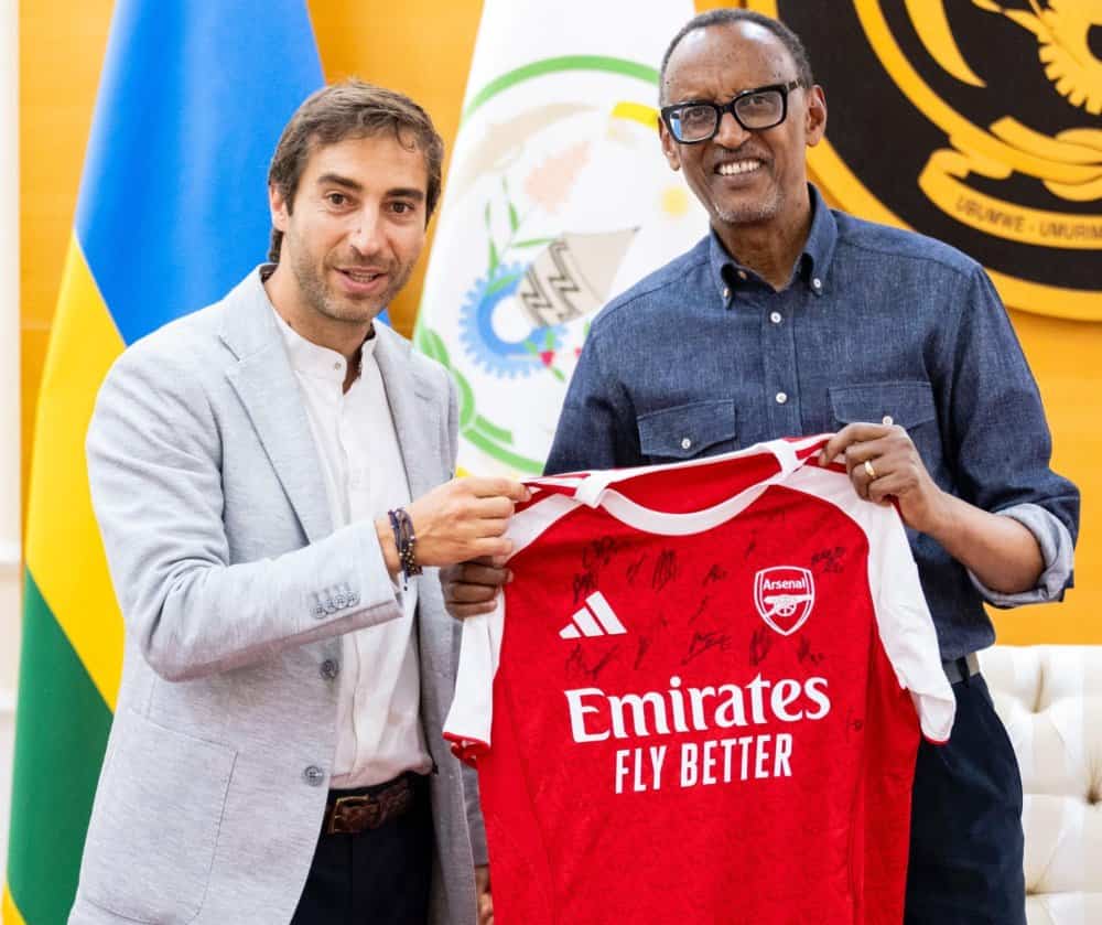 Paul Kagame con la camiseta del Arsenal.