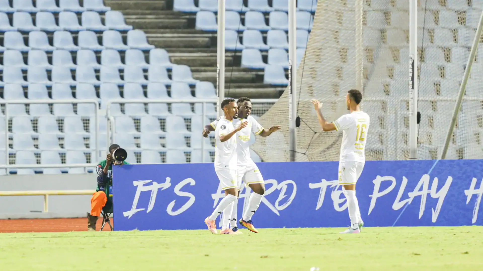 Jugadores de Portmore United y Salcedo FC disputan la pelota durante la Copa del Caribe 2026