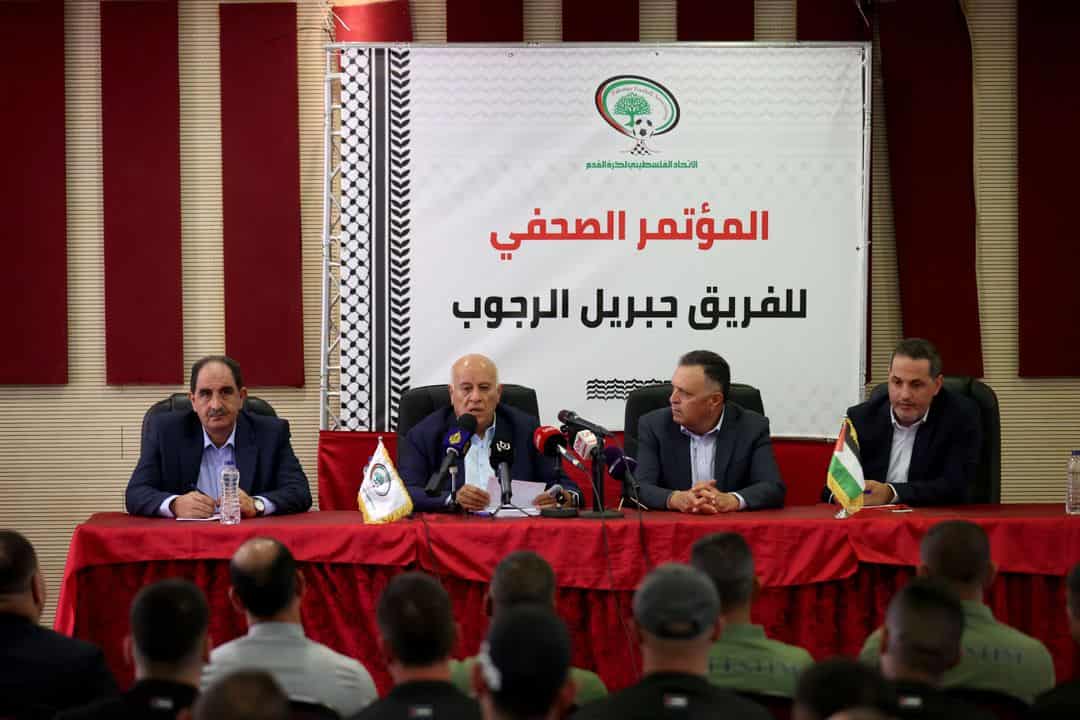 Jibril Rajoub habla en la conferencia de prensa de la Asociación Palestina de Fútbol junto a otros tres dirigentes