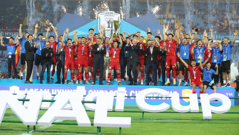 La selección de Vietnam celebra con el trofeo tras ganar la Copa ASEAN 2026