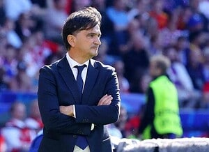 Zlatko Dalic de traje y brazos cruzados al borde del campo durante un partido de la seleccion de Croacia