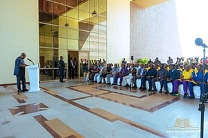 John Mahama habla ante delegaciones de clubes de Ghana en la sede presidencial