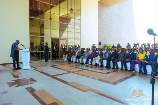 John Mahama habla ante delegaciones de clubes de Ghana en la sede presidencial