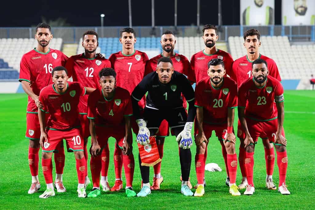 Los jugadores de la selección de Omán posan para la foto del equipo vestidos con su camiseta roja