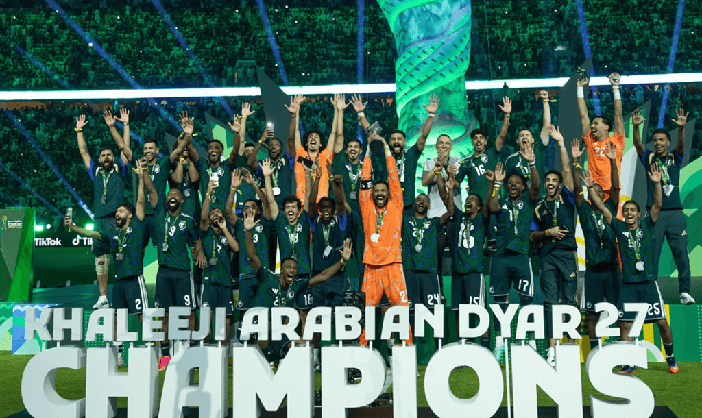 Jugadores y cuerpo técnico de Arabia Saudita celebran con el trofeo de la Copa del Golfo 2026.